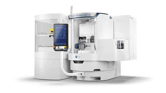 Bei einer zweitägigen Schulung bei Walter in Tübingen lernen die Finalisten die Wettbewerbsmaschine «Helitronic Mini Plus» kennen, mit der sie auf der Grinding Hub ihre Werkzeuge schleifen werden.(Bild:  KSKOMM GmbH & Co. KG)