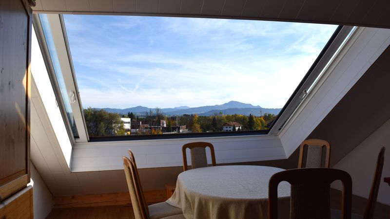 Mit einem Maximalmaß von 2,56 x 3,06 Metern schaffen die zweiflügeligen Varianten der Lideko-Dachschiebefenster einen einzigartigen Panoramablick. Sie kommen vor allem in der Sanierung und Modernisierung von Dachgeschossen zum Einsatz.(Bild:  Lideko)