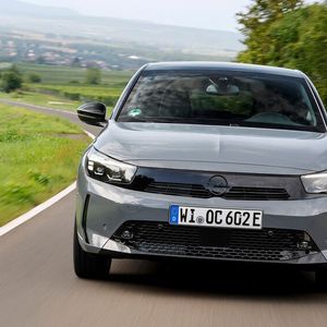 Immerhin: Er unterscheidet sich vom „Vorgänger“ optisch recht deutlich.(Bild:  Opel)