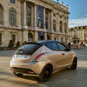 Zum Einsatz kommen ein Einliter-Dreiyzlinder-Benziner sowie ein 12-Volt-Startergenerator mit kleiner Lithium-Ionen-Batterie.(Bild:  Lancia)