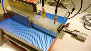 Laboraufbau der elektrochemischen Zelle mit zwei Elektroden zur Messung des Nanoporen-Stroms (TU Darmstadt)