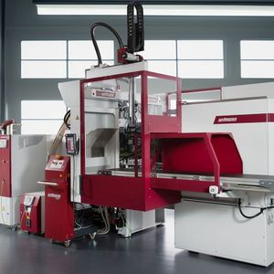 Wittmanns Ingrinder-Produktionszellen integriert alle Prozesskomponenten auf äußerst kompakter Stellfläche. Angüsse aus der Ecofritz-Produktion auf der Fakuma und weitere Produktionsabfälle gelangen über eine Rutsche direkt in den Trichter der Mühle, von wo sie wieder der Spritzgießmaschine zugeführt werden. (Bild:  Wittmann)