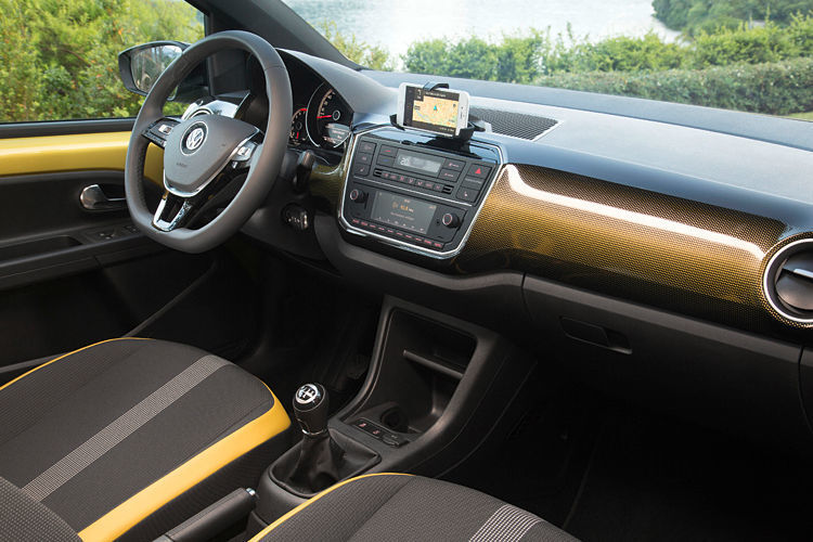 Über die Volkswagen App „maps + more“ kann der Fahrer so Navigation, Multifunktionsanzeige mit Fahrzeugdaten und die Freisprechanlage des Telefons problemlos bedienen. (VW)