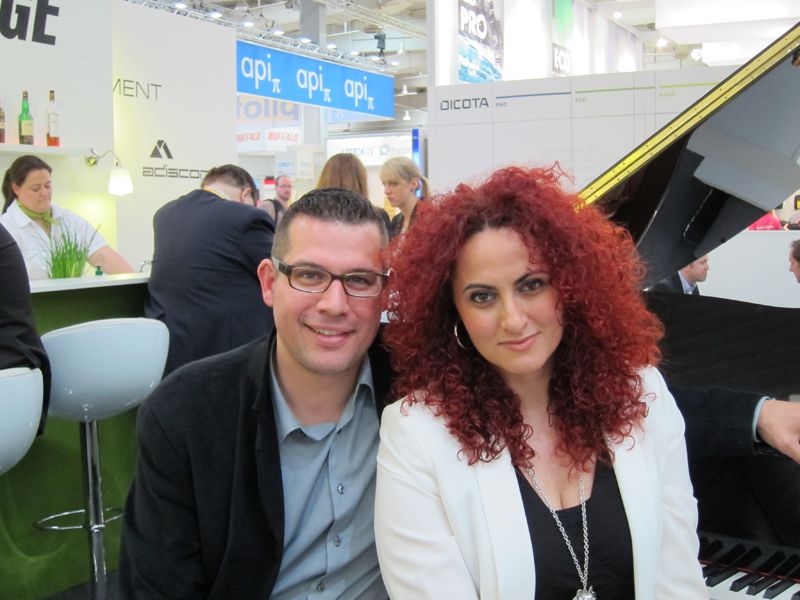 Florian Büchner, Enermax mit Besa Agaj, IT-BUSINESS versuchten sich am Klavier. (Bild: IT-BUSINESS)