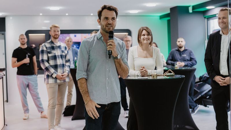 Shannon Hellman, Mitgründer der Wellergarage und Brand Manager der Toyota/Lexus- und Seat-Sparte von Autoweller, begrüßte die rund 100 anwesenden Gäste. (Bild: K. Steinkamp)