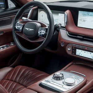 Auffällig ist, wie viele Knöpfe und Tasten Genesis rund um die Kommandozentrale verteilt. (Bild:  Genesis)