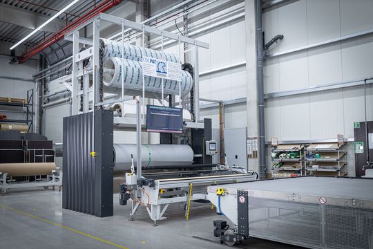 Für den Luxus-Reisemobilhersteller Morelo hat Südstahl eine hochmoderne Coil-Paternoster- und Schneideanlage entwickelt – für eine effiziente Materialverwaltung und präzise Schnitte.(Bild:  Südstahl/Werbefotografie Weiss)