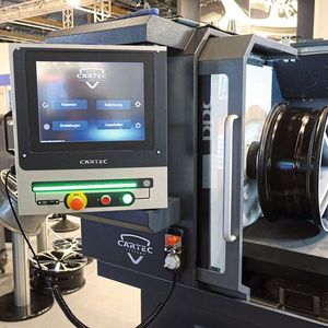 Dabei handelt es sich um eine CNC-gesteuerte Drehmaschine zur Felgenaufbereitung.(Bild:  Rosenow – »kfz-betrieb«)