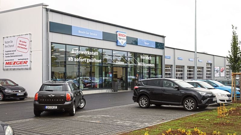 Mit einer großen Beklebung auf der Fensterfront des Kundenzentrums macht die freie Werkstatt Mezger auf die Neueröffnung aufmerksam. (Bild:  Schreiner/»kfz-betrieb«)