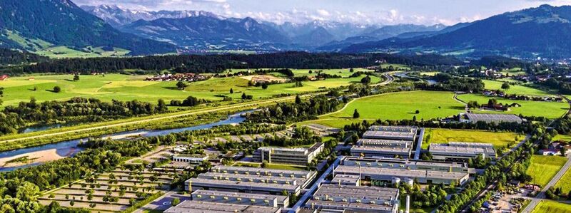 Die „Fabrik der Zukunft“ steht in Blaichach/Immenstadt im Allgäu: Hier fertigt Bosch Hightech-Systeme für aktive Fahrsicherheit und verbindet Nachhaltigkeit mit wirtschaftlichem Erfolg.