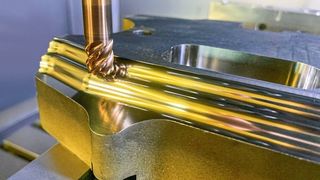 Das Schlichten eines Formeinsatzes aus pulvermetallurgischem Schnellarbeitsstahl mit einer Härte von 65 HRC war für HaGeForm eine große Herausforderung. Mit dem neuen Eckenradiusfräser Optimill-3D-CR-Hardened von Mapal gelang die Bearbeitung aufs µ genau.   (Mapal)