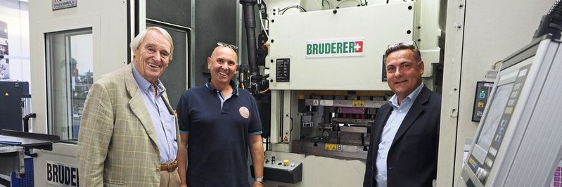 Adolf Edler von Graeve (links): „Wer die Magnetspannplatte einmal an seiner Stanzpresse ausprobiert hat, der gibt sie nicht wieder her“. Neben ihm Thomas Berens, Schulungsleiter im KIST, und Andreas Reich, Produktbereichsleiter Werkzeugspanntechnik bei Roemheld, dem Anbieter der Magnetspanntechnik. Adolf Edler von Graeve (links): „Wer die Magnetspannplatte einmal an seiner Stanzpresse ausprobiert hat, der gibt sie nicht wieder her“. Neben ihm Thomas Berens, Schulungsleiter im KIST, und Andreas Reich, Produktbereichsleiter Werkzeugspanntechnik bei Roemheld, dem Anbieter der Magnetspanntechnik.