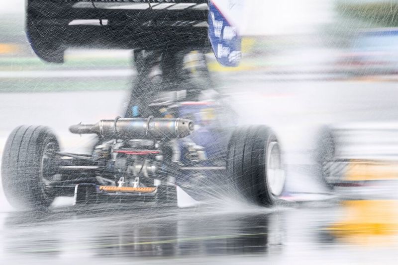 Die selbstgebauten Rennautos werden auf dem Hockenheimring auf Herz und Nieren geprüft. Auch ein Rennen auf nasser Strecke gehört zu den Disziplinen. (Formula Student Germany/Zenker)