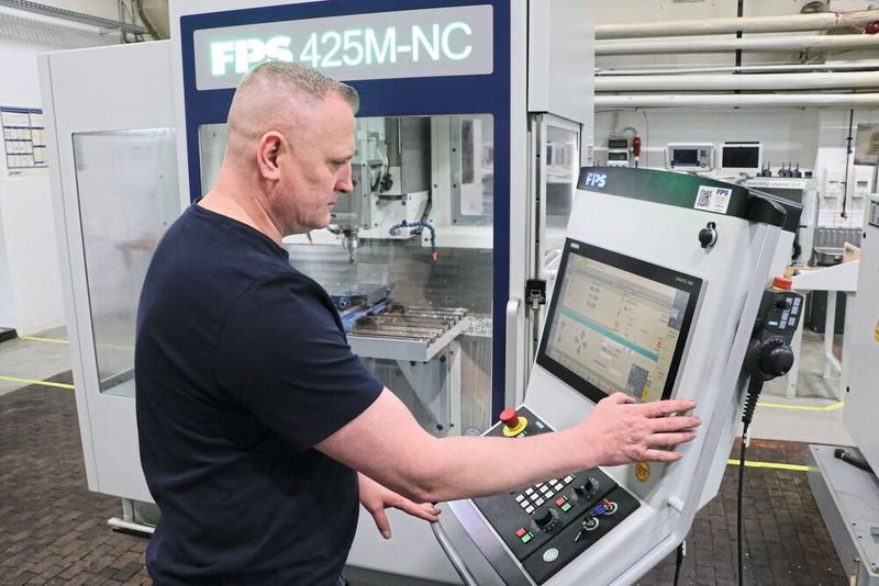Die im SBZ eingesetzten Dualmaster FPS 420M-NC sind allesamt mit Highend-CNC ausgestattet – Siemens One (hier im Bild) oder Heidenhain TNC 620 FS. Damit lernen die Auszubildenden auf den am weitesten verbreiteten Steuerungstypen der deutschen Industrie. Hier Sergej Selenski, Umschüler zum Zerspanungsmechaniker beim Einstellen und Betrachten einer Programmsimulation.  (Bild: FPS Werkzeugmaschinen)