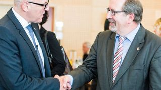 Die Verhandlungsführer Georg Müller vom BAVC (li.) und Peter Hausmann von der IG BCE besiegeln den Abschluss. (Symbolbild aus der ersten Tarifrunde in Hannover) (Stefan Koch / IG BCE)