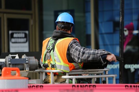 Der Weg zu einer sicheren Anlage ist nicht immer leicht und reicht von der Warnweste über Signalleuchten bis hin zu funktionalen Sicherheit. Bei letzerem helfen PLT-Sicherheitseinrichtungen, um kritische Zustände in Prozessen zu vermeiden und Menschen, Umwelt und Anlagen zu schützen. Der Weg zu einer sicheren Anlage ist nicht immer leicht und reicht von der Warnweste über Signalleuchten bis hin zu funktionalen Sicherheit. Bei letzerem helfen PLT-Sicherheitseinrichtungen, um kritische Zustände in Prozessen zu vermeiden und Menschen, Umwelt und Anlagen zu schützen.