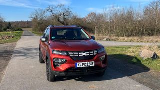 Der Dacia Spring ist aktuell ab 22.750 Euro zu haben. (Bild: Simon – VCG)