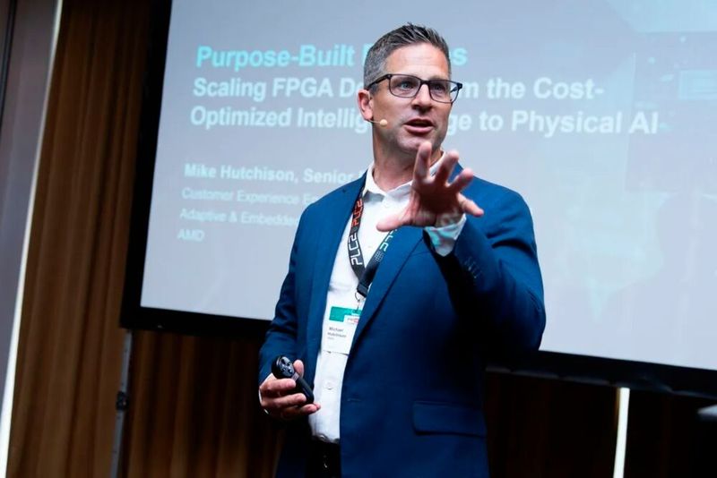 Michael Hutchinson, Sr. Director Customer Experience, Software, and Solutions bei AMD, ging in seiner Keynote auf dem Weg von FPGAs von Edge Intelligence hin zur Physical AI ein. (Bild: Tobi Giessen)