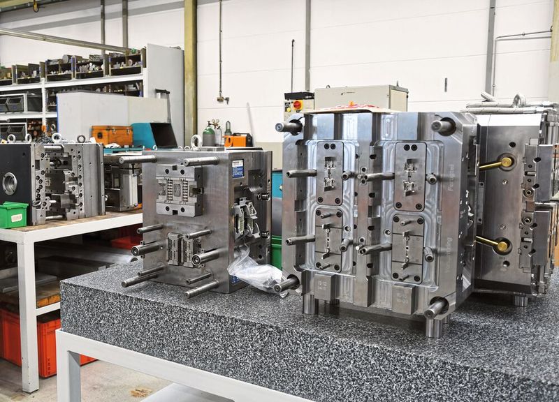 RKT baut Spritzgusswerkzeuge bis 900 Millimeter × 600 Millimeter × 500 Millimeter Größe und 3 Tonnen Gewicht. (Bild: OSG)