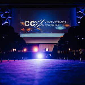 Ein Blick auf die Bühne der Cloud Computing Conference 2025 (CCX) in Frankfurt.(Bild:  Manuel Emme Fotografie)