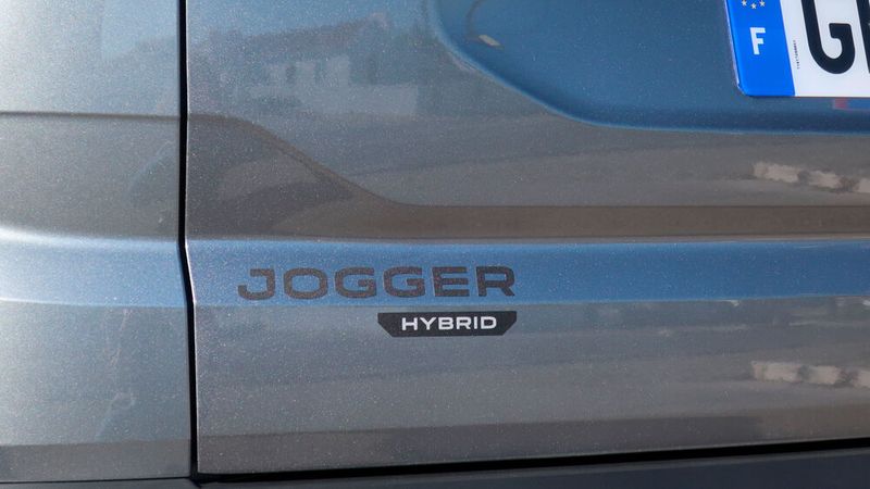 Auch von außen ist der Jogger als Hybrid zu erkennen. (Bild: Simon – »kfz-betrieb«)