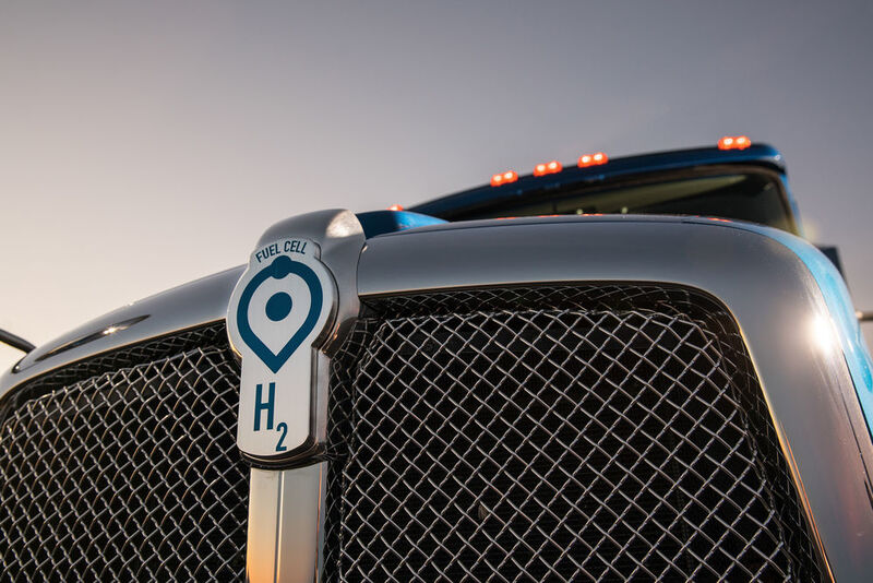 Auf dem Kühlergrill trägt der Wasserstoff-Truck seine Besonderheit offen zur Schau. (Toyota)