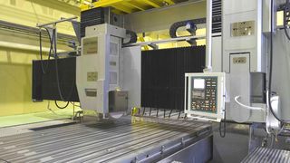 Bild 1: Doppelsäulen-Schleifmaschine der DCG-Serie mit schwenkbarem Vertikal-Schleifkopf. Bilder: Okamoto (Archiv: Vogel Business Media)