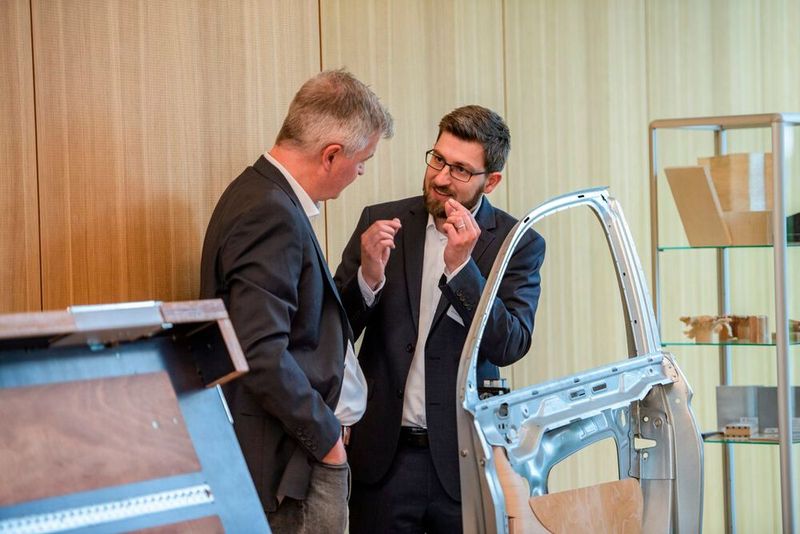 David Heyner, Projektleiter Kompetenzzentrum (rechts) im Gespräch. (Bild: DLR)