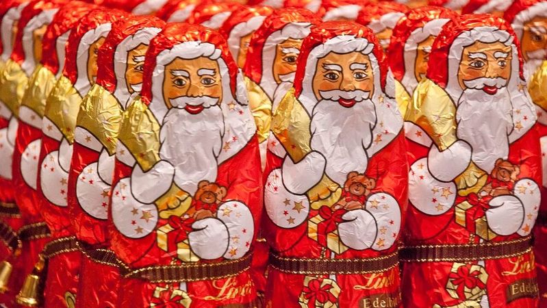 Besonders herausfordernd ist der Umstieg dort, wo BPA-basierte Werkstoffe über Jahrzehnte hinweg integraler Bestandteil stabiler Serienprozesse waren, wie beispielsweise Formen aus Polycarbonat (PC), die als Industriestandard in der Schokoladen- und Süßwarenherstellung gelten.(Bild:  frei lizenziert /  Pixabay)