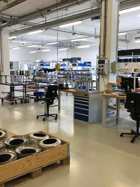 Vergleichsweise leer wirkt die erste Produktionshalle von Efficient Energy. Insgesamt stehen für die Fabrikation rund 11.000 Quadratmeter zur Verfügung.  (Ulrike Ostler/ Vogel IT-Medien GmbH)