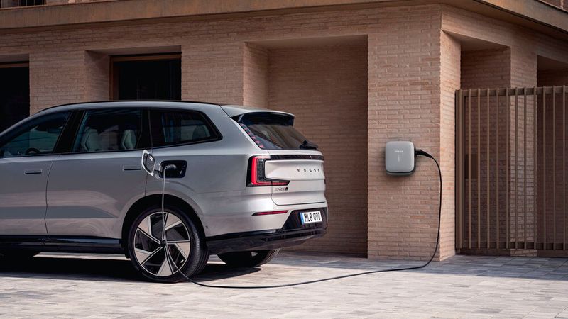 Der Volvo EX90 nutzt nun 800-Volt-Technik(Bild:  Volvo)