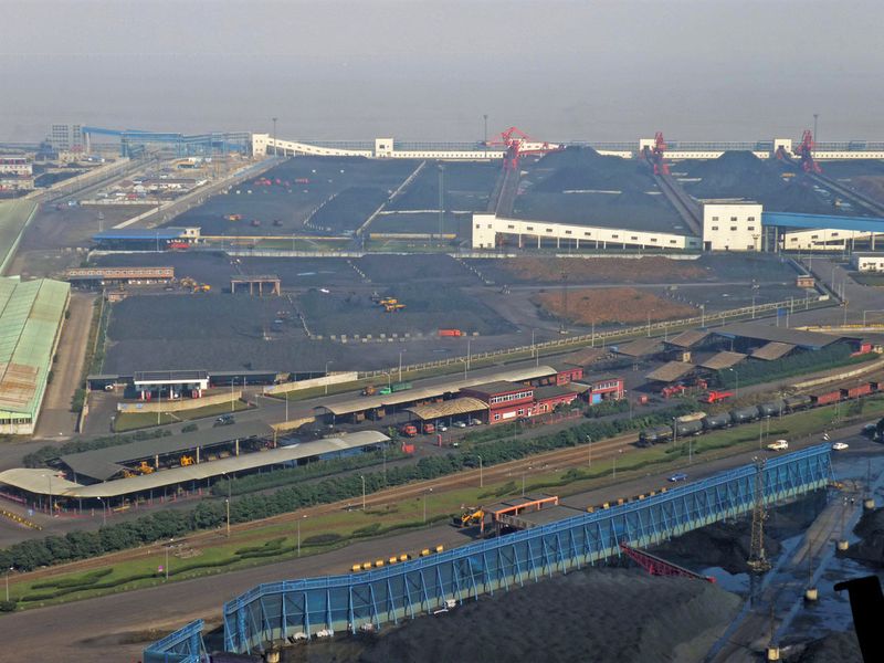 Fig. 6: Coal piles at a bulk handling terminal in China. (Picture: Siyuwj, Wikimedia Commons)