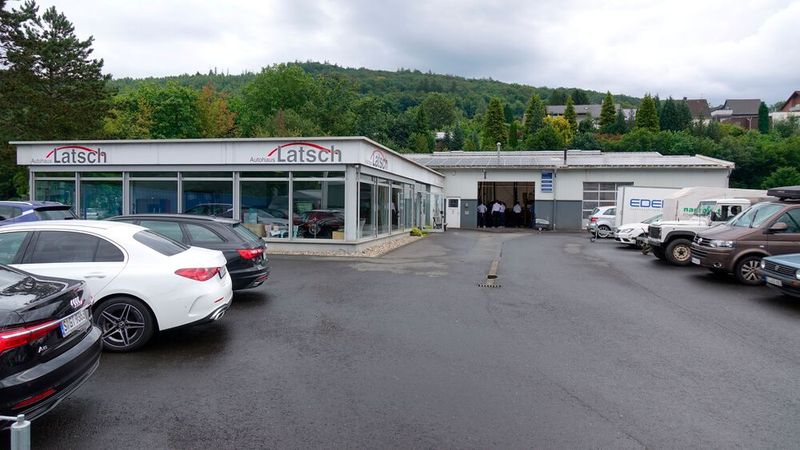 Ob jeder Besitzer einer freien Werkstatt wirklich weiß, welche Gesamtkosten pro Mechatroniker-Arbeitsstunde tatsächlich anfallen? Christian Latsch vom Autohaus Latsch hat es ausgerechnet – und richtet die Strategie seines Betriebs in Kirchen (Sieg) konsequent danach aus. So will sich Latsch in Zukunft vor allem auf die Markengruppen des Volkswagen-Konzerns und auf Mercedes-Benz konzentrieren, um so effizienter arbeiten zu können und die Profitabilität seines Unternehmens für die Zukunft zu sichern. (Bild: Rosenow – VCG)