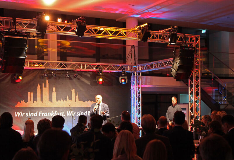 Seat-Deutschland-Geschäftsführer Bernhard Bauer war zur VIP-Eröffnung (Mitte) am Freitagabend gekommen. (Brass)