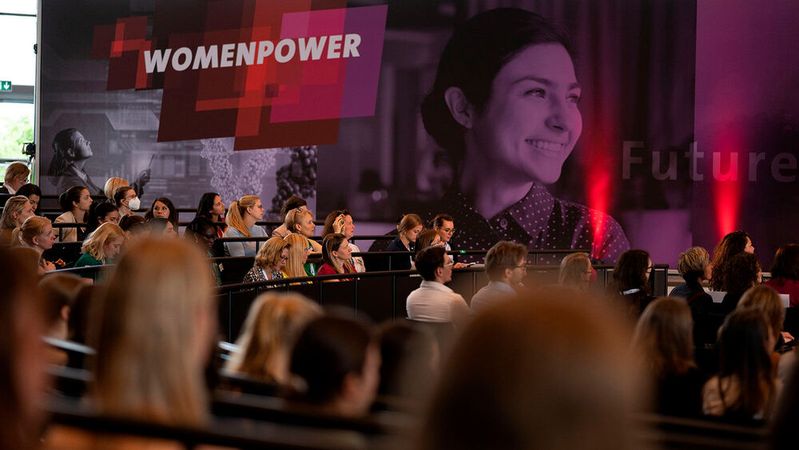 Die Netzwerk- und Diskussionsveranstaltung Women Power richtet sich an Frauen, die sich für Führungspositionen im MINT-Bereich interessieren. Die Netzwerk- und Diskussionsveranstaltung Women Power richtet sich an Frauen, die sich für Führungspositionen im MINT-Bereich interessieren.