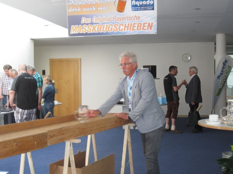 Roland Brütting (Ingenieurbüro für IT) versuchte sich erfolgreich im Maßkrug-Schieben. (Aquado)