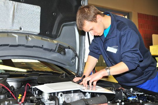 Matthias Willutzki aus Schleswig-Holstein bei der Diagnose eines Ottomotors. (Schmidt)