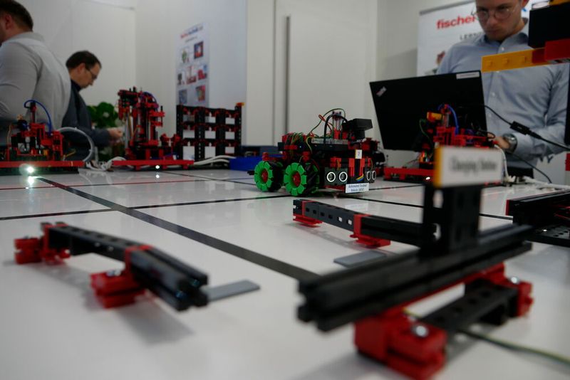 Fischer Technik stellte sein angepasstes und aktualisiertes Modell der Fabrik 4.0 vor. Das Modell ist modular aufgebaut, sodass auch unterschiedliche Fabrik-Layouts ausprobiert werden können. Die Module simulieren dabei etwa die Logistik, die Fertigung oder die Qualitätskontrolle. Das Modell ist für 15.500 Euro erhältlich.  (Bild: Sandro Kipar/VCG)
