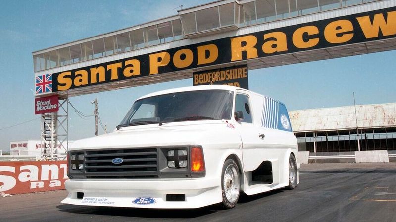 1984 wurde ein neuer Supervan konstruiert, der Supervan 2. Die Karosserie war eine Fiberglas-Nachbildung des Transit, allerdings tiefergelegt und mit einer Frontschürze, großen seitlichen Lufteinlässen und einem hoch angebrachten Heckspoiler ausgestattet. Das Chassis war ein Ford C100 Gruppe C, mit einem Cosworth DFL-Motor. Sein Debüt gab der Supervan 2 in Donington Park beim ersten britischen Truck-Racing-Grand-Prix. Bei Tests in Silverstone wurde eine Höchstgeschwindigkeit von 280 km/h gemessen.  (Bild: Ford)