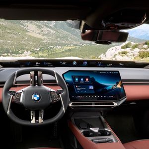Der 3er bekommt auch das neue Inneraumkonzept „Panoramic-iDrive“ mit großem Zentraldisplay (hier ist allerdings das Cockpit des i3 abgebildet).(Bild:  BMW)