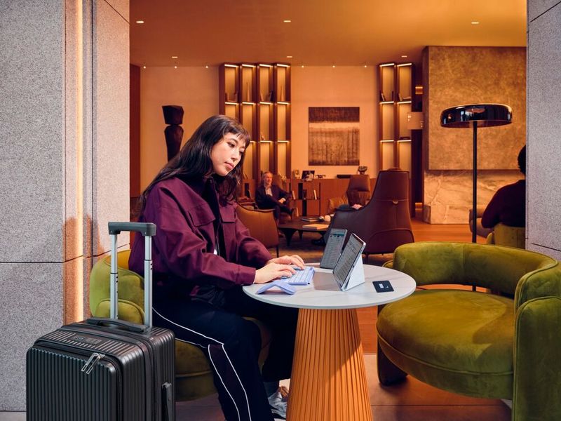 Mittels Easy-Swich lassen sich bis zu drei Geräte im Wechsel mit der Mobi Fold steuern, darunter Notebooks, Tablets und Smartphones mit Bluetooth-Mausnavigation.  (Bild: Logitech)