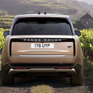 Die vertikalen Rückleuchten sind sehr schmal und dank einer dunklen Verglasung bei Nichtgebrauch daher kaum zu sehen.(Bild:  Jaguar Land Rover)