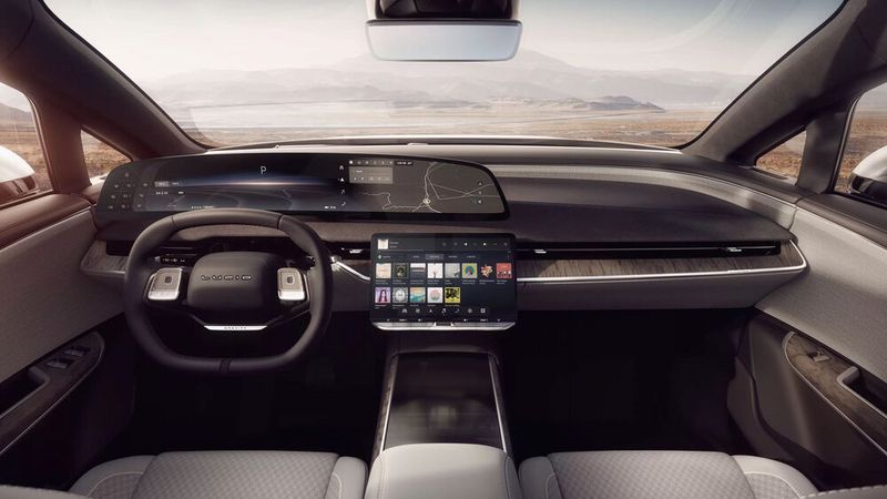 Das Cockpit des Gravity bietet zwei große Displays. Als weitere Anzeige gibt es ein Head-up-Display in der Windschutzscheibe. (Bild: Lucid Motors)