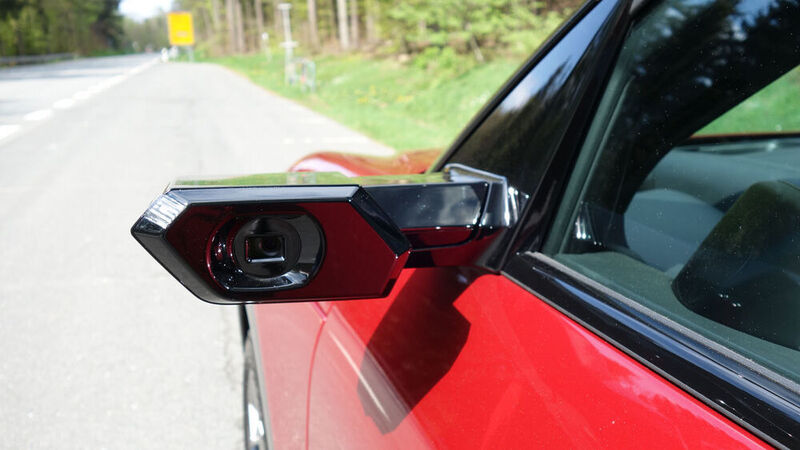 Auf Wunsch gibt es statt Außenspiegeln Kameras, deren Bild auf Displays an der Innenseite der Türen ausgegeben wird. (Wehner/Vogel Communications Group)