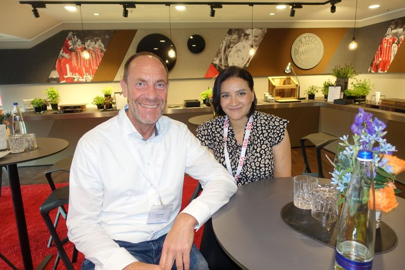 Endlich mal wieder ein Kontakt-Gespräch zwischen Thomas Rath (CANCOM) und Hanen Djemil (RSA). (IT-BUSINESS)