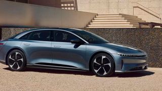 Lucid bringt günstigere Versionen der Limousine Air nach Europa. Der Lucid Air Pure soll ab dem vierten Quartal für 109.000 Euro zu haben sein. (Bild: Lucid)