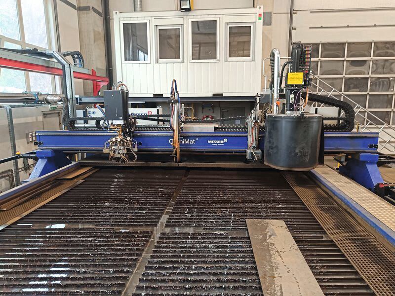 Die Omnimat von Messer Cutting Systems punktet auch mit ihrem Arbeitstisch, der eine Fläche von 4.000 × 18.000 Millimeter bietet. Hinzu kommt die Möglichkeit, dass Kremsmüller mit einem neuen Modul jetzt auch Behälterböden aller Art bearbeiten kann. (Bild: Messer Cutting Systems)