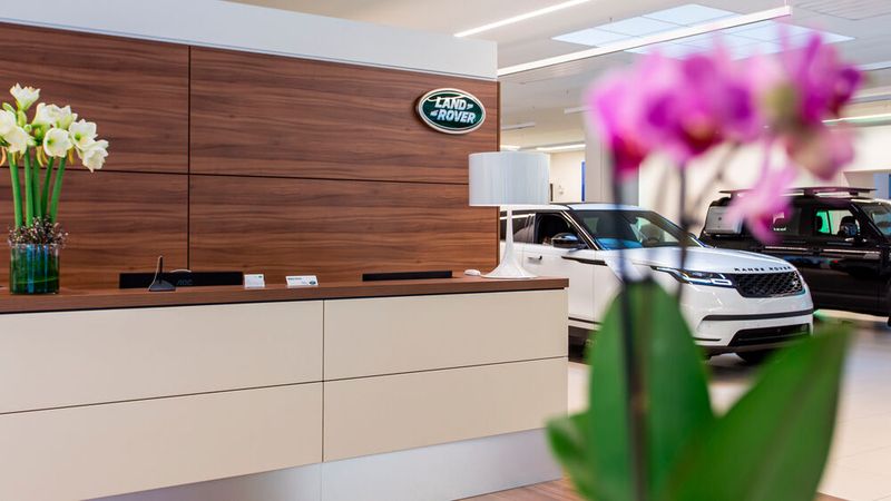 Der neue Flagshipstore erfüllt jetzt die aktuelle Hersteller-CI. (Bild: Jaguar Land Rover)