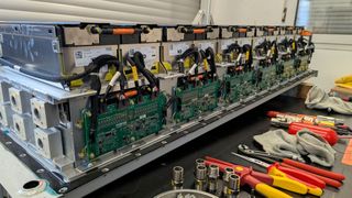 Kfz-Betriebe sollen Fehlersuchen und Reparaturarbeiten an Hochvoltbatterien im EU-Batteriepass dokumentieren können, fordert der ZDK. (Bild: Rosenow – VCG)