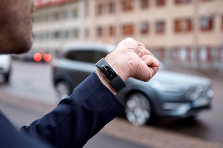 Dank Vernetzung kann man seinem Volvo künftig über ein Armband Sprachbefehle erteilen, ganz wie vor 30 Jahren bei „Knight Rider“. (Foto: Volvo)
